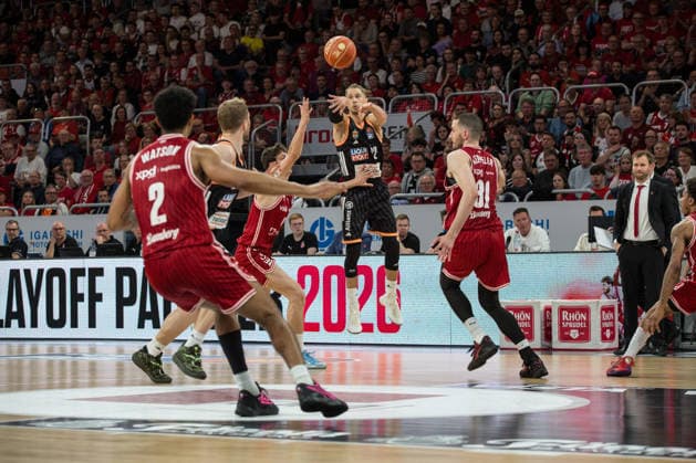 Bamberg, Germany 18 May 2026 1 BBL Playoff Quarterfinals 2025 2026 Sp 2 Bamberg Baskets vs Ratiopharm Ulm In the picture Thomas Klepeisz Ulm gives the pass into the zone Brose Arena Bayern Copyright: xFotostandx xSchmittx