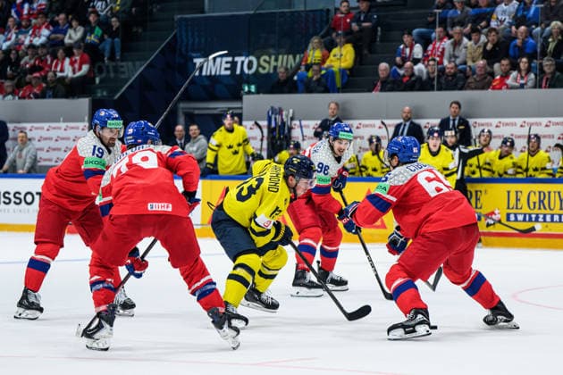 260518 Lucas Raymond of Sweden against Jakub Flek, Tomas Galvas, David Tomasek and Tomas Cibulka of Czech Republic during the 2026 IIHF Ice Hockey World Championship match between Sweden and Czech Republic on May 18, 2026 in Fribourg Photo Jesper Zerman BILDBYRAN kod JZ JZ0719 ishockey ice hockey ishockey vm 2026 vm 2026 iihf world championship sverige sweden tjeckien czech republic bbeng  Copyright: JESPERxZERMAN BB260518JZ145