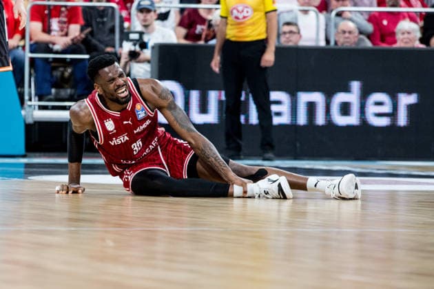 Bamberg, Germany 18 May 2026 1 BBL Playoff Quarterfinals 2025 2026 Sp 2 Bamberg Baskets vs Ratiopharm Ulm In the picture Ejiofor Onu Bamberg lies injured on the floor and holds his foot Brose Arena Bayern Copyright: xFotostandx xSchmittx