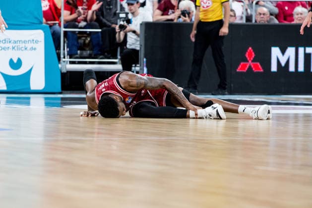 Bamberg, Deutschland 18. Mai 2026: 1. BBL Playoff Viertelfinale - 2025 2026 - Sp. 2 - Bamberg Baskets gegen Ratiopharm Ulm Im Bild: Ejiofor Onu (Bamberg) liegt verletzt auf dem Boden und hält sich den Fuß Brose Arena Bayern *** Bamberg, Germany 18 May 2026 1 BBL Playoff Quarterfinals 2025 2026 Sp 2 Bamberg Baskets vs Ratiopharm Ulm In the picture Ejiofor Onu Bamberg lies injured on the floor and holds his foot Brose Arena Bayern Copyright: xFotostandx xSchmittx
