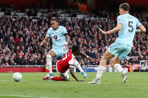 Arsenal gegen Burnley 18 Mai 2026, London Premier League Fußball Arsenal gegen Burnley Lucas Pires von Burnley bringt Bukayo Saka von Arsenal zu Fall, aber es wird kein Foul gegeben Foto Charlotte Wilson Abseits London UK  Copyright: xCharlottexWilsonx xOffsidexOffside