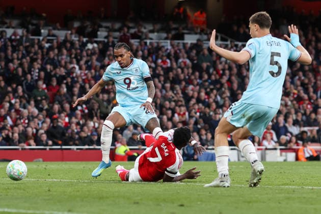 Arsenal gegen Burnley 18 Mai 2026, London Premier League Fußball Arsenal gegen Burnley Lucas Pires von Burnley bringt Bukayo Saka von Arsenal zu Fall, aber es wird kein Foul gegeben Foto Charlotte Wilson Abseits London UK  Copyright: xCharlottexWilsonx xOffsidexOffside