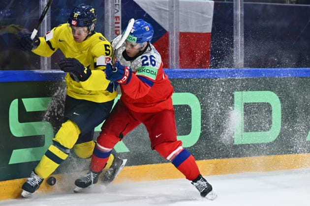 From left Emil Heineman of Sweden and Jiri Tichacek of Czech Republic in action during the IIHF World Championship, WM, Weltmeisterschaft Group B match Sweden vs Czech Republic on May 18, 2026, Fribourg, Switzerland. (CTKxPhoto RadekxPetrasek) CTKPhotoP2026051808373  CTKPhotoP2026051808373