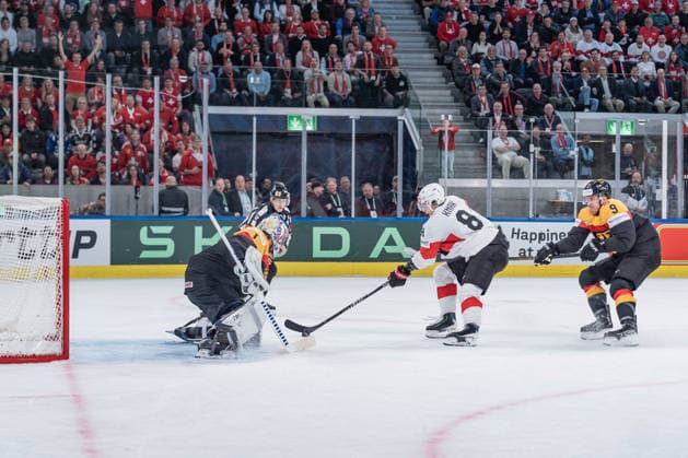 18 05 2026, Zurich, Swiss Life Arena, Ice Hockey World Championships Germany Switzerland, 1 goalkeeper Jonas Stettmer Germany , 8 Simon Knak Switzerland Zurich Swiss Life Arena Zurich Switzerland Copyright: xJustPictures.ch StefanxEmchx jp-de-StEm-DSC0143320260518