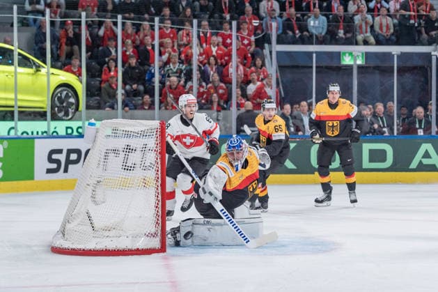 18 05 2026, Zurich, Swiss Life Arena, Ice Hockey World Championships Germany Switzerland, 1 goalkeeper Jonas Stettmer Germany , 88 Christoph Bertschy Switzerland Zurich Swiss Life Arena Zurich Switzerland Copyright: xJustPictures.ch StefanxEmchx jp-de-StEm-DSC0145620260518
