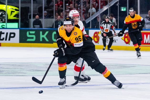 ZURICH, SWITZERLAND - MAY 18: Frederick Tiffels (Germany, 95) in the battle for the puck with Sven Andrighetto (Switzerland, 85) during the Preliminary Round - Group A Match 19 between Germany and Switzerland at the IIHF Ice hockey, Eishockey World Championship, WM, Weltmeisterschaft 2026, Swiss Life Arena on May 18, 2026 in Zurich, Switzerland. Zurich Switzerland Copyright: xTimoxSteinx