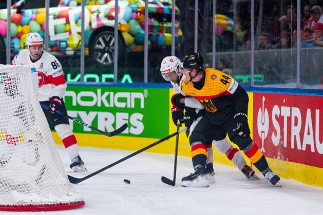ZURICH, SWITZERLAND - MAY 18: Joshua Samanski (Germany, 44) against Nico Hischier (Switzerland, 13) and Janis Moser (Switzerland, 86) during the Preliminary Round - Group A Match 19 between Germany and Switzerland at the IIHF Ice hockey, Eishockey World Championship, WM, Weltmeisterschaft 2026, Swiss Life Arena on May 18, 2026 in Zurich, Switzerland. Zurich Switzerland Copyright: xTimoxSteinx
