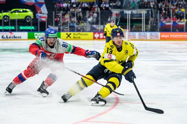 260518 Matej Blumel of Czech Republic and Lucas Raymond of Sweden during the 2026 IIHF Ice Hockey World Championship match between Sweden and Czech Republic on May 18, 2026 in Fribourg Photo Jesper Zerman BILDBYRAN kod JZ JZ0719 ishockey ice hockey ishockey vm 2026 vm 2026 iihf world championship sverige sweden tjeckien czech republic bbeng  Copyright: JESPERxZERMAN BB260518JZ154