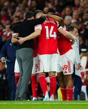 Arsenal Manager Mikel Arteta in a mini huddle with substitutes Piero Hincapià , Viktor Gyokeres and Myles Lewis-Skelly Arsenal v Burnley, Premier League, Football, Emirates Stadium, London, UK - 18 May 2026London Emirates Stadium United Kingdom EDITORIAL USE ONLY No use with unauthorised audio, video, data, fixture lists, club league logos or live services. Online in-match use limited to 120 images, no video emulation. No use in betting, games or single club league player publications. Copyright: xJavierxGarcia Shutterstockx 16881286aa