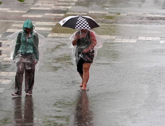 INDIANAPOLIS, IN - MAY 18: Spectators exit as rain falls ending practice for the 110th Running of the Indianapolis 500 on May 18th, 2026, at the Indianapolis Motor Speedway in Indianapolis, Indiana. (Photo by Brian Spurlock Icon Sportswire) AUTO: MAY 18 NTT IndyCar, Indy Car, IRL, USA Series Indianapolis 500 Practice EDITORIAL USE ONLY Icon26051850076