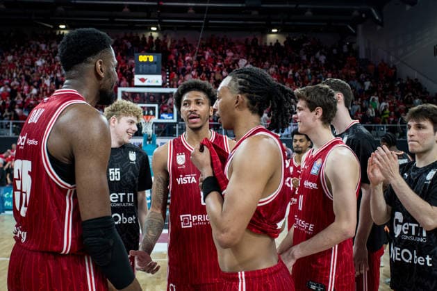 Bamberg, Germany 18 May 2026 1 BBL Playoff Quarterfinals 2025 2026 Sp 2 Bamberg Baskets vs Ratiopharm Ulm In the picture The Bambergers cheer after the second win to make the playoff score 2 to 0 Brose Arena Bayern Copyright: xFotostandx xSchmittx