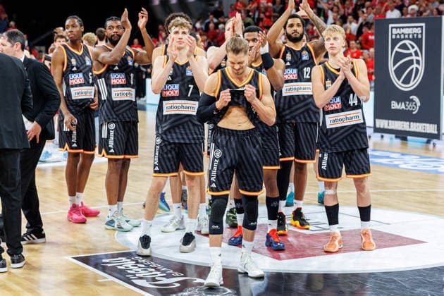 Thomas Klepeisz (ratiopharm Ulm, 22), Team, Mannschaft, Spielende, enttaeuscht, Enttaeuschung, negative Emotionen, negative Emotion, BMA365 Bamberg Baskets vs. ratiopharm Ulm, Basketball, easyCredit BBL, Playoff Viertelfinale, Spiel 2, 18.05.2026 BMA365 Bamberg Baskets vs. ratiopharm Ulm, Basketball, easyCredit BBL, Playoff Viertelfinale, Spiel 2, 18.05.2026 Bamberg *** Thomas Klepeisz ratiopharm Ulm, 22 , team, squad, end of game, disappointed, disappointment, negative emotions, negative emotion, BMA365 Bamberg Baskets vs ratiopharm Ulm, basketball, easyCredit BBL, playoff quarterfinals, game 2, 18 05 2026 BMA365 Bamberg Baskets vs ratiopharm Ulm, basketball, easyCredit BBL, playoff quarterfinals, game 2, 18 05 2026 Bamberg Copyright: xEibner-Pressefoto G.xSantemizx EP_EER