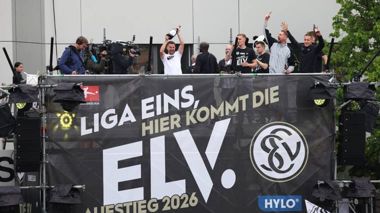18 05 2026, xrekx, Fußball 2 Bundesliga, SV Elversberg Aufstiegsfeier v l Manuel Feil SV 07 Elversberg DFL DFB REGULATIONS PROHIBIT ANY USE OF PHOTOGRAPHS as IMAGE SEQUENCES and or QUASI VIDEO Elversberg