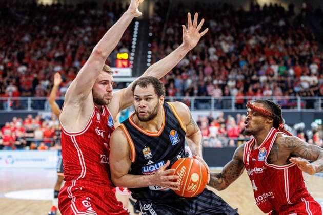 Moritz Krimmer BMA365 Bamberg Baskets, 27 , Christopher Ledlum ratiopharm Ulm, 04 , Cobe Williams BMA365 Bamberg Baskets, 24 , BMA365 Bamberg Baskets vs ratiopharm Ulm, Basketball, easyCredit BBL, Playoff Quarterfinals, Game 2, 18 05 2026 BMA365 Bamberg Baskets vs ratiopharm Ulm, Basketball, easyCredit BBL, Playoff Quarterfinals, Game 2, 18 05 2026 Bamberg Copyright: xEibner-Pressefoto G.xSantemizx EP_EER