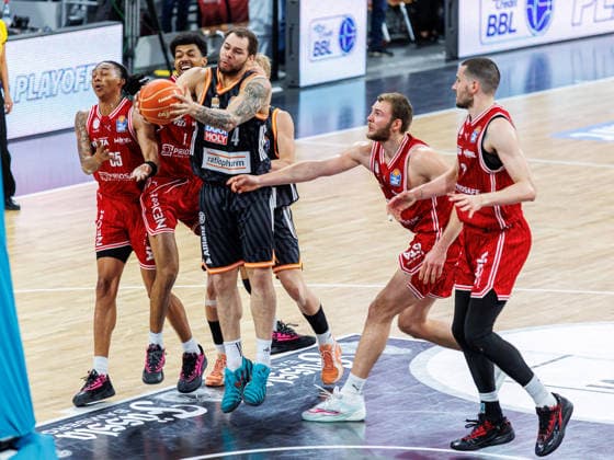 Austin Crowley BMA365 Bamberg Baskets, 85 , Ibi Watson BMA365 Bamberg Baskets, 02 , Christopher Ledlum ratiopharm Ulm, 04 , Moritz Krimmer BMA365 Bamberg Baskets, 27 , Daniel Keppeler BMA365 Bamberg Baskets, 31 , BMA365 Bamberg Baskets vs ratiopharm Ulm, Basketball, easyCredit BBL, Playoff Quarterfinals, Game 2, 18 05 2026 BMA365 Bamberg Baskets vs ratiopharm Ulm, Basketball, easyCredit BBL, Playoff Quarterfinals, Game 2, 18 05 2026 Bamberg Copyright: xEibner-Pressefoto G.xSantemizx EP_EER