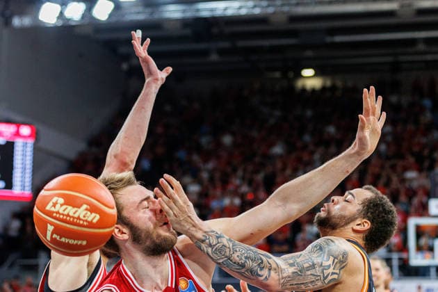 Moritz Krimmer (BMA365 Bamberg Baskets, 27), Christopher Ledlum (ratiopharm Ulm, 04), BMA365 Bamberg Baskets vs. ratiopharm Ulm, Basketball, easyCredit BBL, Playoff Viertelfinale, Spiel 2, 18.05.2026 BMA365 Bamberg Baskets vs. ratiopharm Ulm, Basketball, easyCredit BBL, Playoff Viertelfinale, Spiel 2, 18.05.2026 Bamberg *** Moritz Krimmer BMA365 Bamberg Baskets, 27 , Christopher Ledlum ratiopharm Ulm, 04 , BMA365 Bamberg Baskets vs ratiopharm Ulm, Basketball, easyCredit BBL, Playoff Quarterfinals, Game 2, 18 05 2026 BMA365 Bamberg Baskets vs ratiopharm Ulm, Basketball, easyCredit BBL, Playoff Quarterfinals, Game 2, 18 05 2026 Bamberg Copyright: xEibner-Pressefoto G.xSantemizx EP_EER
