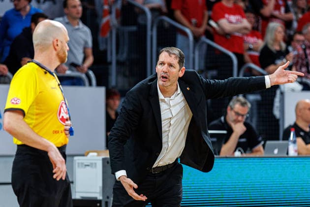 Benjamin Barth referee , Ty Harrelson ratiopharm Ulm, coach , disappointed, disappointment, negative emotions, negative emotion, BMA365 Bamberg Baskets vs ratiopharm Ulm, basketball, easyCredit BBL, playoff quarterfinals, game 2, 18 05 2026 BMA365 Bamberg Baskets vs ratiopharm Ulm, basketball, easyCredit BBL, playoff quarterfinals, game 2, 18 05 2026 Bamberg Copyright: xEibner-Pressefoto G.xSantemizx EP_EER