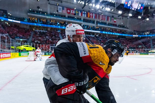 ZURICH, SWITZERLAND - MAY 18: Sven Jung (Switzerland, 18) in the battle for the puck with Nicolas Kraemmer (Germany, 21) during the Preliminary Round - Group A Match 19 between Germany and Switzerland at the IIHF Ice hockey, Eishockey World Championship, WM, Weltmeisterschaft 2026, Swiss Life Arena on May 18, 2026 in Zurich, Switzerland. Zurich Switzerland Copyright: xTimoxSteinx