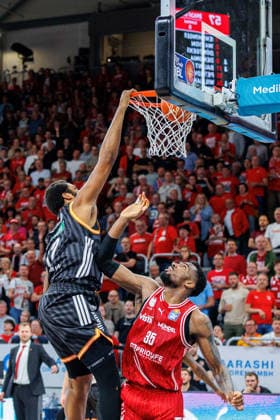 Joel Soriano ratiopharm Ulm, 12 , Ejiofor Onu BMA365 Bamberg Baskets, 35 , BMA365 Bamberg Baskets vs ratiopharm Ulm, Basketball, easyCredit BBL, Playoff Quarterfinals, Game 2, 18 05 2026 BMA365 Bamberg Baskets vs ratiopharm Ulm, Basketball, easyCredit BBL, Playoff Quarterfinals, Game 2, 18 05 2026 Bamberg Copyright: xEibner-Pressefoto G.xSantemizx EP_EER