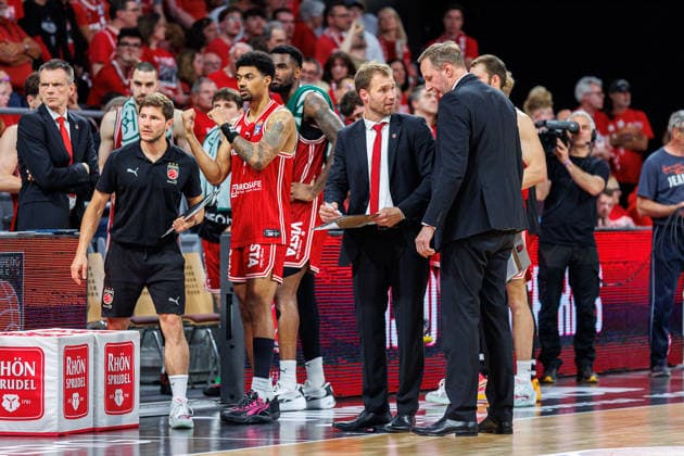 Anton Gavel BMA365 Bamberg Baskets, Coach , Arne Woltmann BMA365 Bamberg Baskets, Co-Coach , Timeout, Team, Crew, BMA365 Bamberg Baskets vs ratiopharm Ulm, Basketball, easyCredit BBL, Playoff Quarterfinals, Game 2, 18 05 2026 BMA365 Bamberg Baskets vs ratiopharm Ulm, Basketball, easyCredit BBL, Playoff Quarterfinals, Game 2, 18 05 2026 Bamberg Copyright: xEibner-Pressefoto G.xSantemizx EP_EER