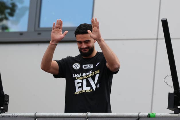 18 05 2026, Football, Men, 2 Bundesliga, Season 2025 2026, SV 07 Elversberg promotion celebration The SV 07 Elversberg team celebrates promotion to the Bundesliga on a temporary balcony in front of the town hall in Spiesen Elversberg, Mohammad Mahmoud SV 07 Elversberg Spiesen Elversberg Rathaus Saarland Germany DEU Copyright: xFabianxKleerx
