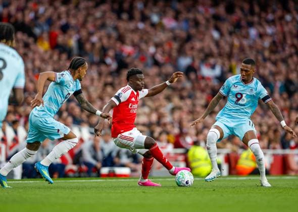 Bukayo Saka of Arsenal is challenged by Lucas Pires (left) and Jaidon Anthony of Burnley Arsenal v Burnley, Football, Premier League, Emirates Stadium, Islington, London, UK - 18 05 2026 EDITORIAL USE ONLY No use with unauthorised audio, video, data, fixture lists, club league logos or live services. Online in-match use limited to 120 images, no video emulation. No use in betting, games or single club league player publications. Copyright: xMattxImpey Shutterstockx 16882378t