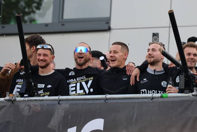18 05 2026, Football, Men, 2 Bundesliga, Season 2025 2026, SV 07 Elversberg promotion celebration The SV 07 Elversberg team celebrates promotion to the Bundesliga on a makeshift balcony in front of the town hall in Spiesen Elversberg, Lukas Petkov SV 07 Elversberg , Tim Boss SV 07 Elversberg , Lukas Pinckert SV 07 Elversberg , Nicolas Kristof SV 07 Elversberg Spiesen Elversberg Rathaus Saarland Germany DEU Copyright: xFabianxKleerx