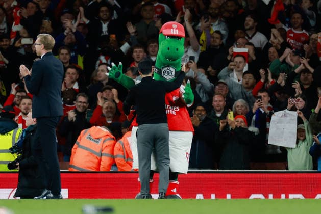 Premier League 2025 26 Arsenal v Burnley Emirates Stadium 18.05.2026 Arsenal manager Mikel Arteta with Gunnersaurus Premier League 2025 26 Arsenal v Burnley Emirates Stadium 18.05.2026 Photograph By Marc Aspland The Times  Copyright: xMarcxAsplandx NINTCHDBPICT001081989167