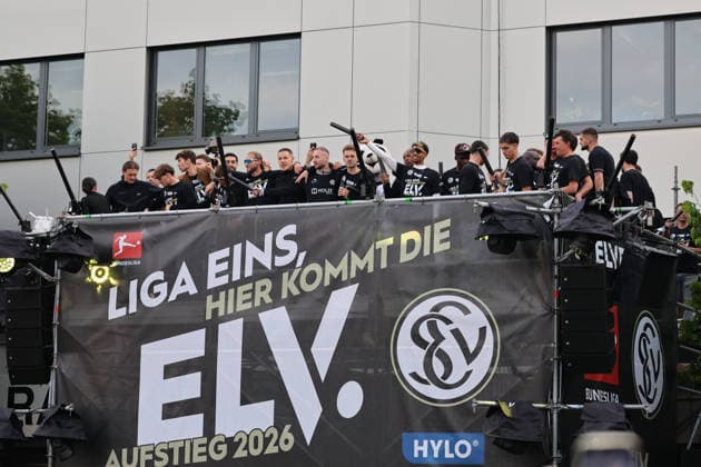 18.05.2026, Fussball, Herren, 2. Bundesliga, Saison 2025 2026, Aufstiegsfeier der SV 07 Elversberg. Die Mannschaft der SV 07 Elversberg feiert auf einem provisorischen Balkon vor dem Rathaus in Spiesen-Elversberg den Aufstieg in die Bundesliga Spiesen-Elversberg Rathaus Saarland Deutschland (DEU) *** 18 05 2026, Football, Men, 2 Bundesliga, Season 2025 2026, SV 07 Elversberg promotion party The SV 07 Elversberg team celebrates promotion to the Bundesliga on a temporary balcony in front of the town hall in Spiesen Elversberg Spiesen Elversberg Rathaus Saarland Germany DEU Copyright: xFabianxKleerx