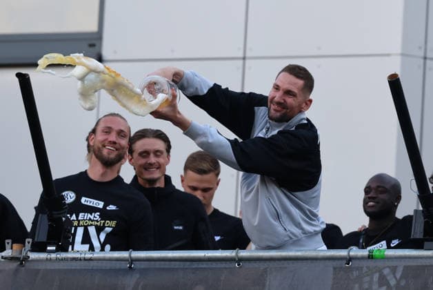 18 05 2026, Football, Men, 2 Bundesliga, Season 2025 2026, SV 07 Elversberg promotion party The SV 07 Elversberg team celebrates promotion to the Bundesliga on a makeshift balcony in front of the town hall in Spiesen Elversberg, Frank Lehmann SV 07 Elversberg celebrates Spiesen Elversberg town hall Saarland Germany DEU Copyright: xFabianxKleerx