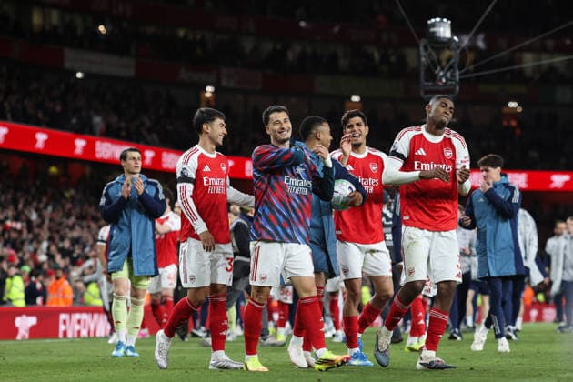 Arsenal gegen Burnley 18. Mai 2026, London Premier League Fußball Arsenal gegen Burnley Gabriel Martinelli von Arsenal führt den Applaus der Fans neben seinen Mannschaftskameraden an Foto Charlotte Wilson Offside London UK  Copyright: xCharlottexWilsonx xOffsidexOffside