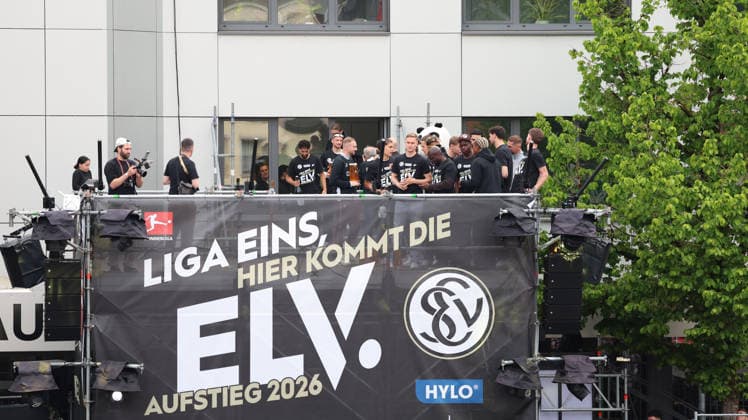 18 05 2026, xrekx, Fußball 2 Bundesliga, SV Elversberg Aufstiegsfeier v l SV Elversberg Mannschaft DFL DFB REGULATIONS PROHIBIT ANY USE OF PHOTOGRAPHS as IMAGE SEQUENCES and or QUASI VIDEO Elversberg