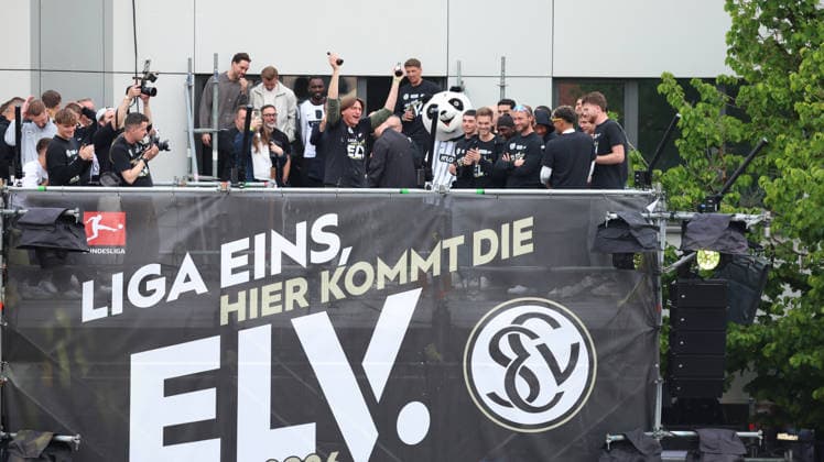 18 05 2026, xrekx, Fußball 2 Bundesliga, SV Elversberg Aufstiegsfeier v l Vincent Wagner Trainer SV 07 Elversberg Bierdusche Fans ,Stimmung, Schals, Ultras, Zuschauer, Besucher, Choreo, Choreografie, atmosphere, scarves, spectators, visitors DFL DFB REGULATIONS PROHIBIT ANY USE OF PHOTOGRAPHS as IMAGE SEQUENCES and or QUASI VIDEO Elversberg