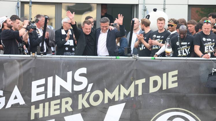 18 05 2026, xrekx, Fußball 2 Bundesliga, SV Elversberg Aufstiegsfeier v l Swen Hoffmann Vize Präsident Praesident SV 07 Elversberg Andreas Abel DFL DFB REGULATIONS PROHIBIT ANY USE OF PHOTOGRAPHS as IMAGE SEQUENCES and or QUASI VIDEO Elversberg