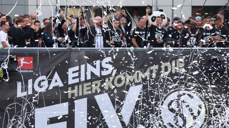18 05 2026, xrekx, Fußball 2 Bundesliga, SV Elversberg Aufstiegsfeier v l SV Elversberg Mannschaft DFL DFB REGULATIONS PROHIBIT ANY USE OF PHOTOGRAPHS as IMAGE SEQUENCES and or QUASI VIDEO Elversberg