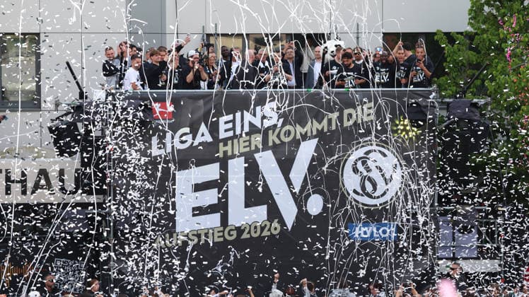 18 05 2026, xrekx, Fußball 2 Bundesliga, SV Elversberg Aufstiegsfeier v l SV Elversberg Mannschaft DFL DFB REGULATIONS PROHIBIT ANY USE OF PHOTOGRAPHS as IMAGE SEQUENCES and or QUASI VIDEO Elversberg