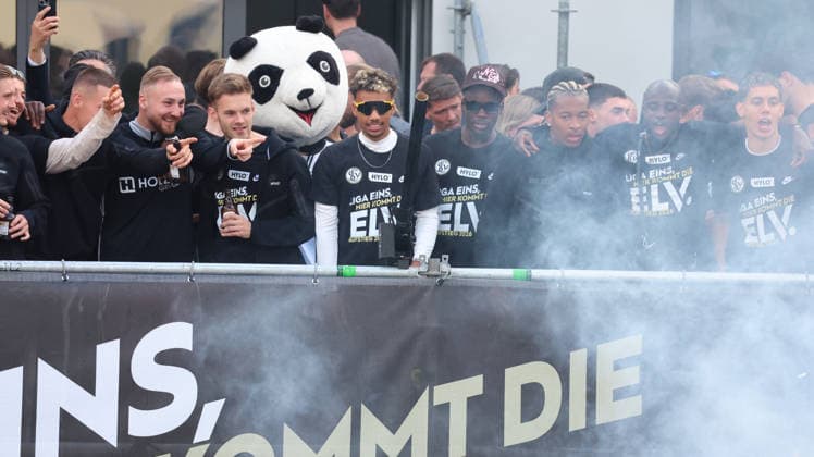18 05 2026, xrekx, Fußball 2 Bundesliga, SV Elversberg Aufstiegsfeier v l SV Elversberg Mannschaft DFL DFB REGULATIONS PROHIBIT ANY USE OF PHOTOGRAPHS as IMAGE SEQUENCES and or QUASI VIDEO Elversberg