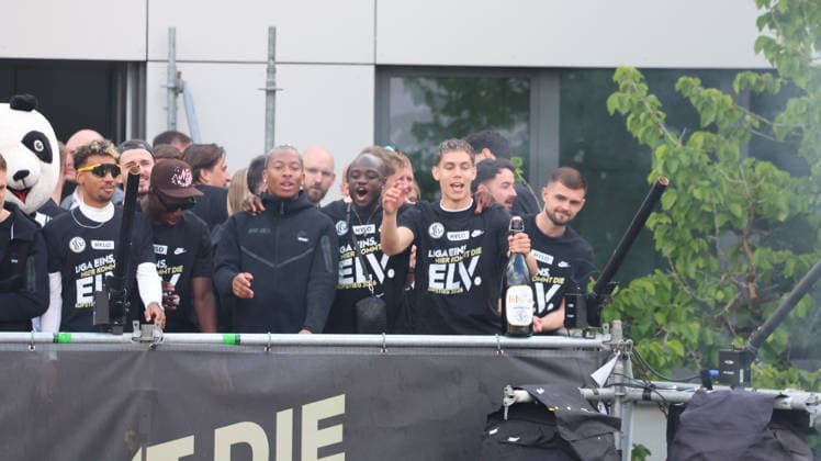 18 05 2026, xrekx, Fußball 2 Bundesliga, SV Elversberg Aufstiegsfeier v l SV Elversberg Mannschaft Jarzinho Malanga SV 07 Elversberg Amara CondÃ SV 07 Elversberg Frederik Schmahl SV 07 Elversberg DFL DFB REGULATIONS PROHIBIT ANY USE OF PHOTOGRAPHS as IMAGE SEQUENCES and or QUASI VIDEO Elversberg