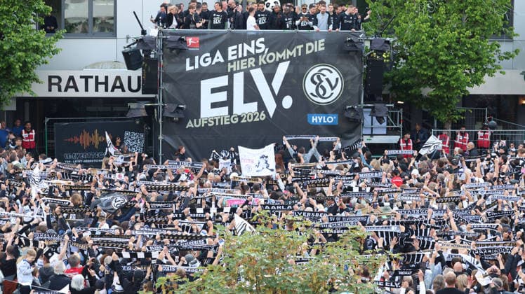 18 05 2026, xrekx, Fußball 2 Bundesliga, SV Elversberg Aufstiegsfeier v l SV Elversberg Mannschaft Fans ,Stimmung, Schals, Ultras, Zuschauer, Besucher, Choreo, Choreografie, atmosphere, scarves, spectators, visitors DFL DFB REGULATIONS PROHIBIT ANY USE OF PHOTOGRAPHS as IMAGE SEQUENCES and or QUASI VIDEO Elversberg
