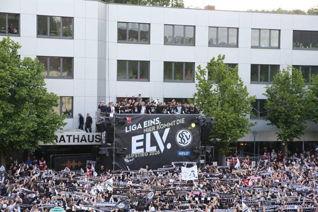 18 05 2026, xrekx, Fußball 2 Bundesliga, SV Elversberg Aufstiegsfeier v l SV Elversberg Mannschaft feiert den Aufstieg Fans ,Stimmung, Schals, Ultras, Zuschauer, Besucher, Choreo, Choreografie, atmosphere, scarves, spectators, visitors DFL DFB REGULATIONS PROHIBIT ANY USE OF PHOTOGRAPHS as IMAGE SEQUENCES and or QUASI VIDEO Elversberg