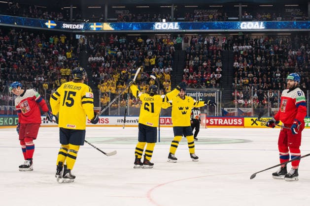 FRIBOURG, FRIBOURG - MAY 18: Sweden players celebrate after scoring during the 2026 IIHF World Championship, WM, Weltmeisterschaft Preliminary Round Group B match between Sweden and Czechia at BCF Arena on May 18, 2026 in Fribourg, Fribourg, Switzerland. Copyright: xLivioxBaeriswylx xSPPx Sportspressphoto_SPR149737
