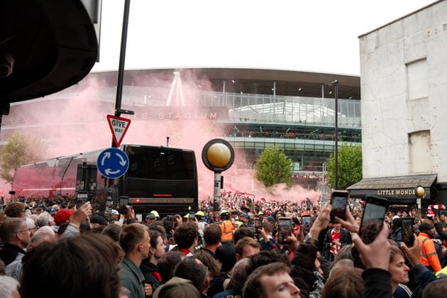 Arsenal gegen Burnley 18. Mai 2026, London Premier League Fußball Arsenal gegen Burnley Der Mannschaftsbus von Arsenal bahnt sich seinen Weg durch die Fanmassen vor dem Emirates Stadium Foto Jacques Feeney Offside London UK  Copyright: xJacquesxFeeneyx xOffsidexOffside