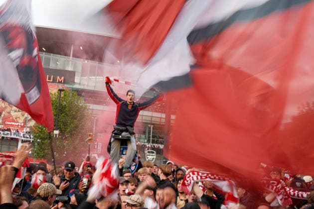Arsenal gegen Burnley 18. Mai 2026, London Premier League Fußball Arsenal gegen Burnley Arsenal-Fans versammeln sich vor dem Emirates Stadium Foto Jacques Feeney Abseits London UK  Copyright: xJacquesxFeeneyx xOffsidexOffside