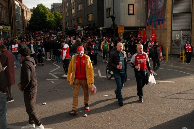 Arsenal gegen Burnley 18. Mai 2026, London Premier League Fußball Arsenal gegen Burnley Arsenal-Fans laufen auf dem Weg zum Stadion durch einen Fleck im Sonnenlicht Foto Jacques Feeney Offside London UK  Copyright: xJacquesxFeeneyx xOffsidexOffside