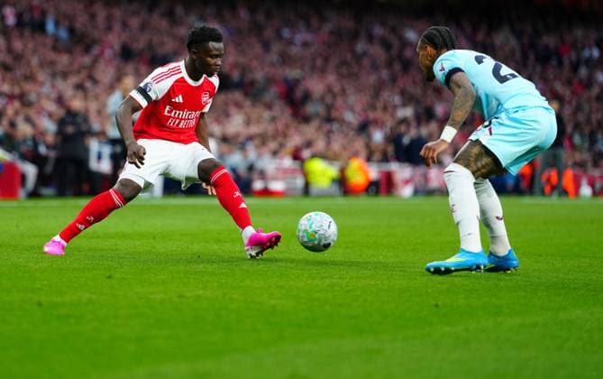Bukayo Saka of Arsenal takes on Lucas Pires of Burnley Arsenal v Burnley, Premier League, Football, Emirates Stadium, London, UK - 18 May 2026London Emirates Stadium United Kingdom EDITORIAL USE ONLY No use with unauthorised audio, video, data, fixture lists, club league logos or live services. Online in-match use limited to 120 images, no video emulation. No use in betting, games or single club league player publications. Copyright: xJavierxGarcia Shutterstockx 16881286bl