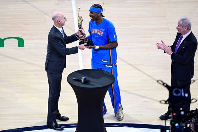 NBA, Basketball Herren, USA Western Conference Finals Game 1 - San Antonio Spurs at Oklahoma City Thunder Oklahoma City Thunder guard Shai Gilgeous-Alexander (C) receives the MVP award from NBA Commissioner Adam Silver (L) before game 1 of the NBA Western Conference Finals between Oklahoma City Thunder and San Antonio Spurs in Oklahoma City, Oklahoma, USA, 18 May 2026. Oklahoma City United States  Copyright: xGERALDxLEONGx