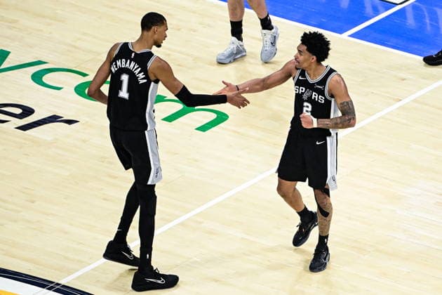 NBA, Basketball Herren, USA Western Conference Finals Game 1 - San Antonio Spurs at Oklahoma City Thunder San Antonio Spurs guard Dylan Harper (R) celebrates with San Antonio Spurs forward center Victor Wembanyama (L) during game 1 of the NBA Western Conference Finals between Oklahoma City Thunder and San Antonio Spurs in Oklahoma City, Oklahoma, USA, 18 May 2026. Oklahoma City United States  Copyright: xGERALDxLEONGx