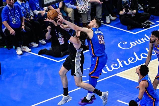 NBA, Basketball Herren, USA Western Conference Finals Game 1 - San Antonio Spurs at Oklahoma City Thunder Oklahoma City Thunder center forward Isaiah Hartenstein (R) in action against San Antonio Spurs center forward Luke Kornet (L) during game 1 of the NBA Western Conference Finals between Oklahoma City Thunder and San Antonio Spurs in Oklahoma City, Oklahoma, USA, 18 May 2026. Oklahoma City United States  Copyright: xGERALDxLEONGx