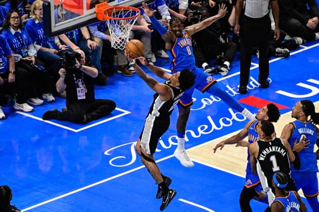 NBA, Basketball Herren, USA Western Conference Finals Game 1 - San Antonio Spurs at Oklahoma City Thunder San Antonio Spurs guard Dylan Harper (L) in action against Oklahoma City Thunder guard Shai Gilgeous-Alexander (C) during game 1 of the NBA Western Conference Finals between Oklahoma City Thunder and San Antonio Spurs in Oklahoma City, Oklahoma, USA, 18 May 2026. Oklahoma City United States  Copyright: xGERALDxLEONGx