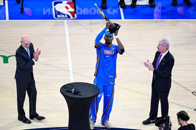 NBA, Basketball Herren, USA Western Conference Finals Game 1 - San Antonio Spurs at Oklahoma City Thunder Oklahoma City Thunder guard Shai Gilgeous-Alexander (C) receives the MVP award from NBA Commissioner Adam Silver (L) before game 1 of the NBA Western Conference Finals between Oklahoma City Thunder and San Antonio Spurs in Oklahoma City, Oklahoma, USA, 18 May 2026. Oklahoma City United States  Copyright: xGERALDxLEONGx